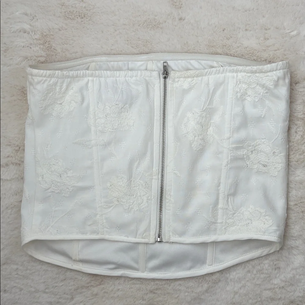 Elegant White Lace Crop Top - Picture 4 of 4